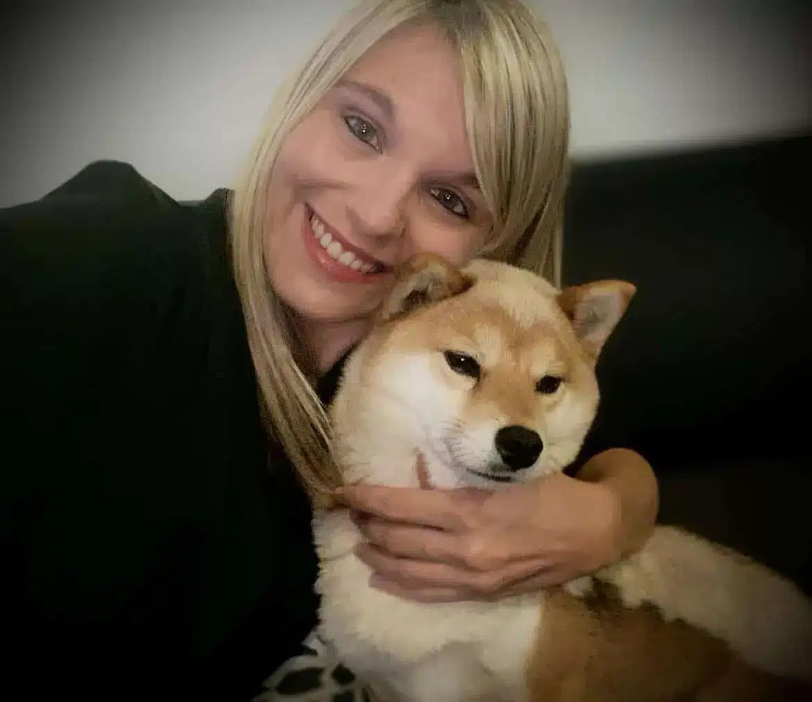 Maryna du Temple Eikan Do avec l’un de ses Shiba Inu